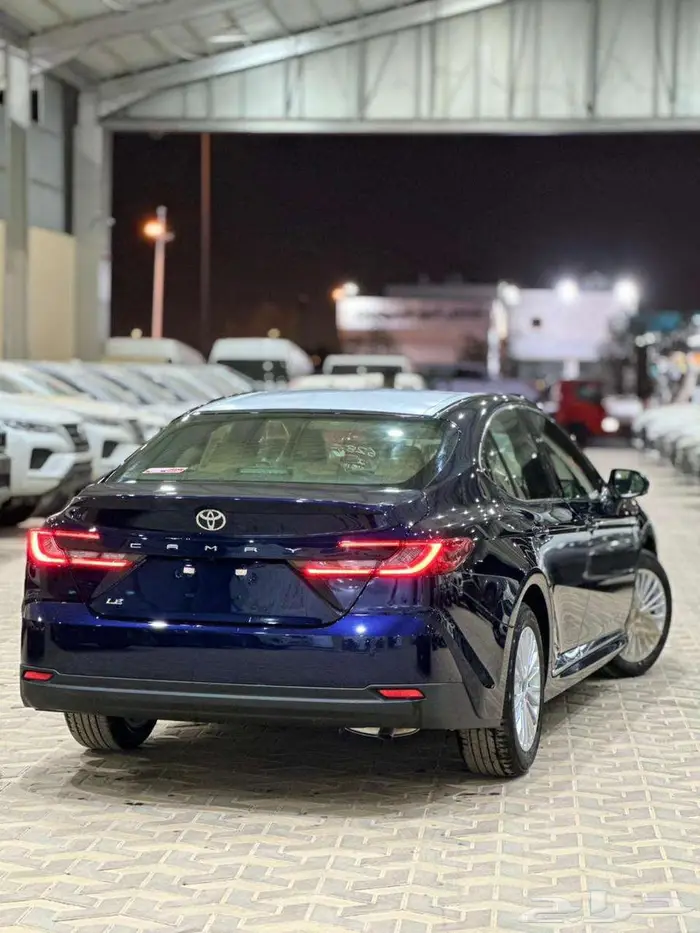تويوتا كامري بنزين نص فل 2025 4