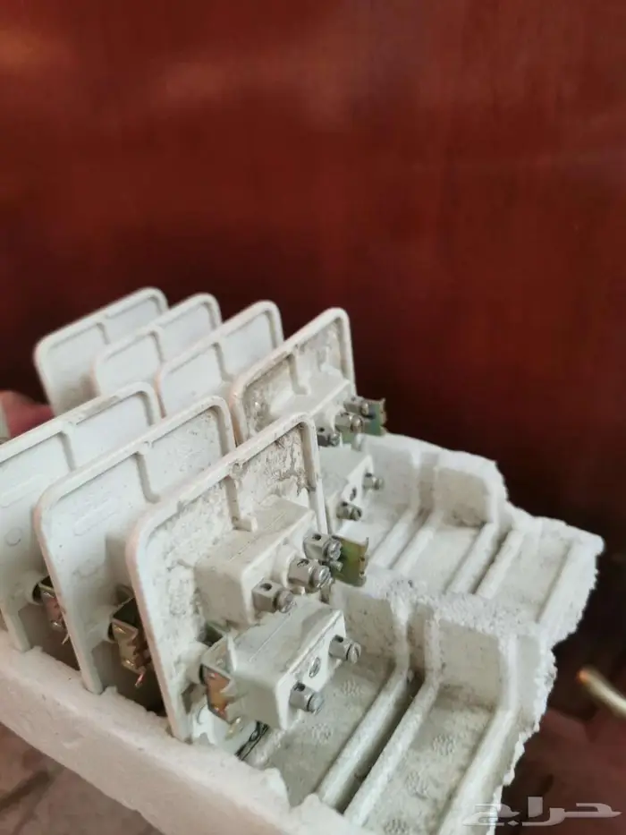 لأهل القديم مفاتيح كهرباء وأفياش قديمة 1