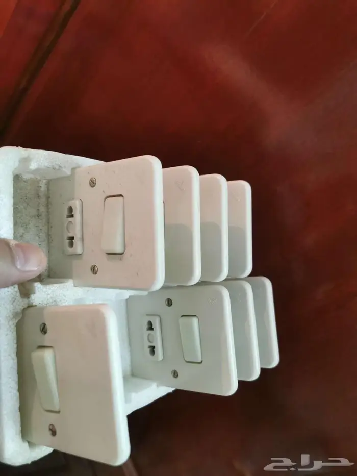 لأهل القديم مفاتيح كهرباء وأفياش قديمة 0