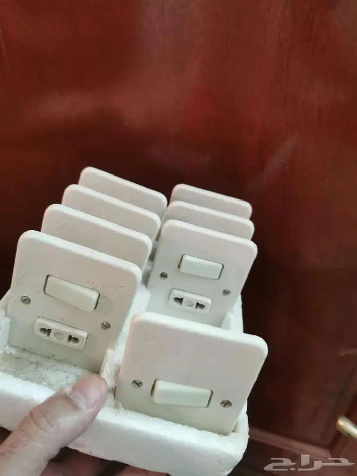 لأهل القديم مفاتيح كهرباء وأفياش قديمة 4