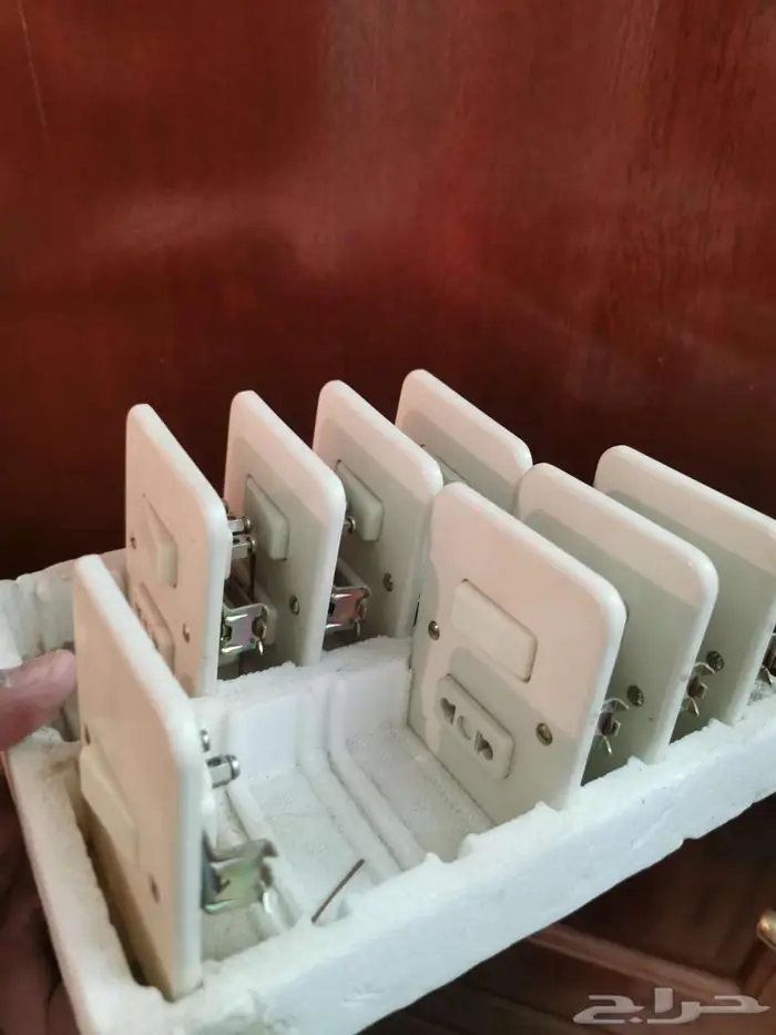 لأهل القديم مفاتيح كهرباء وأفياش قديمة 3