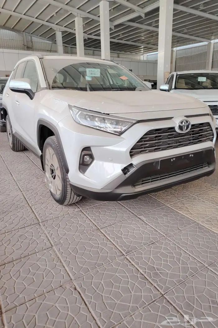 تويوتا راف فور نص فل XLE بنزين سعودي 2025 ابيض 2