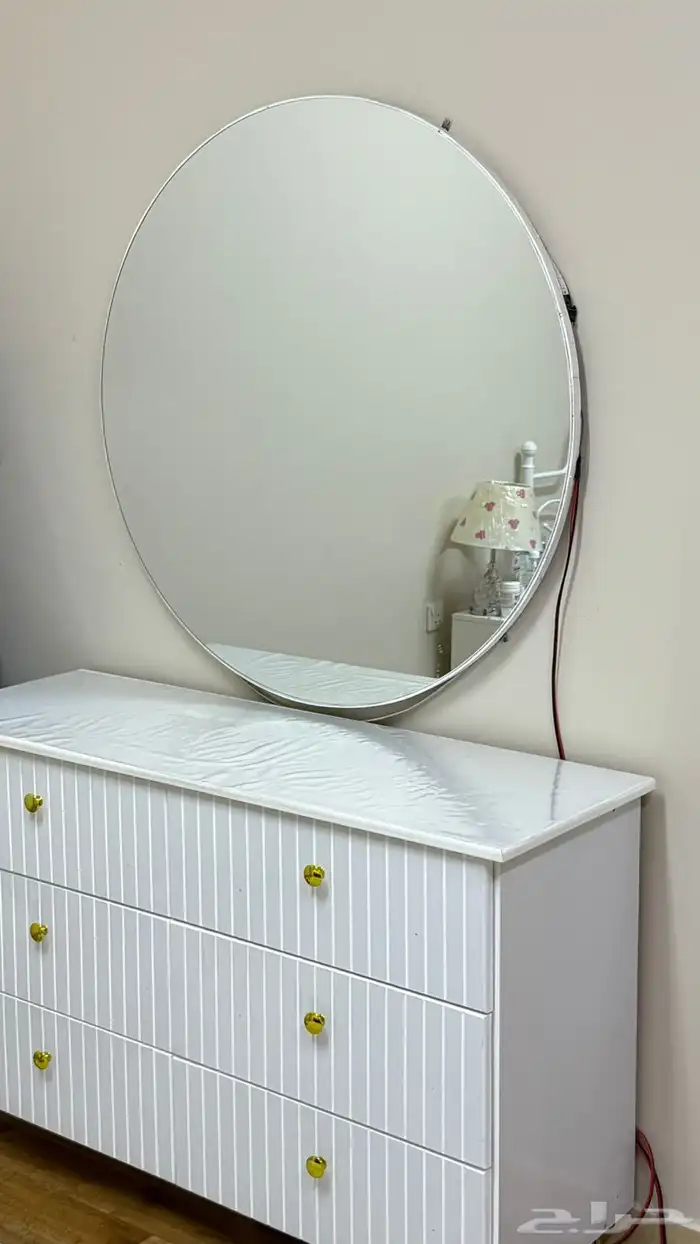 دولاب نظيف للبيع مع تسريحه شرط 1