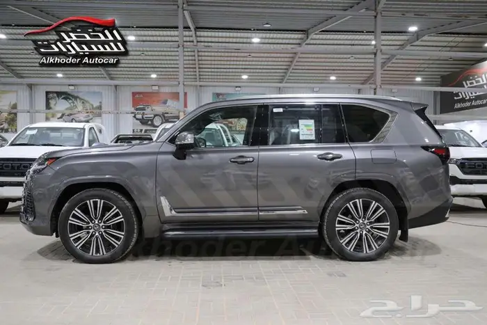 ليكزس LX600 خليجي فضي 2025 4
