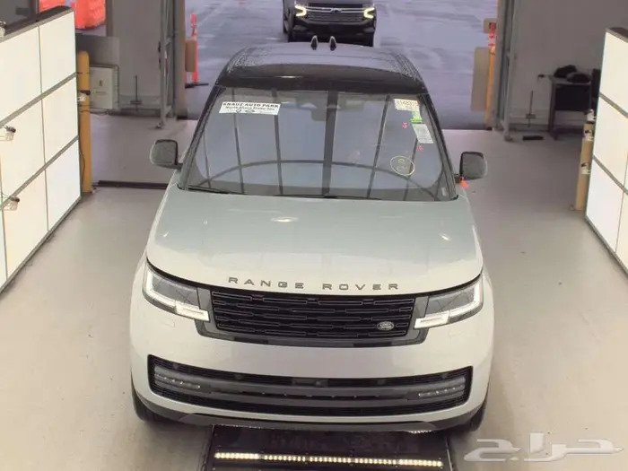 2023 Land Rover Range Rover SE 2