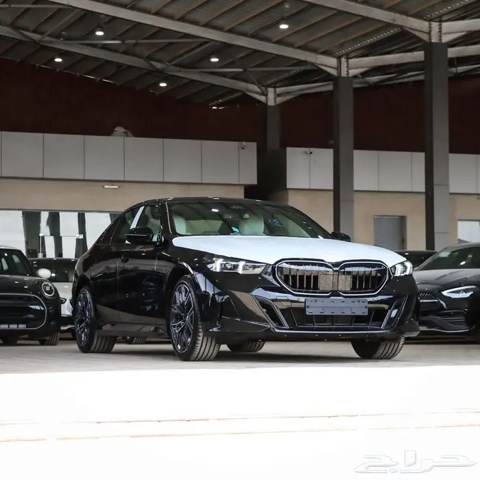 BMW 520 2026 ام كت اسود داخل اوفوايت 1