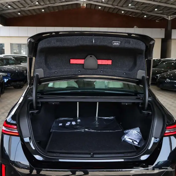BMW 520 MKIT 2026 اسود داخل عنابي 25