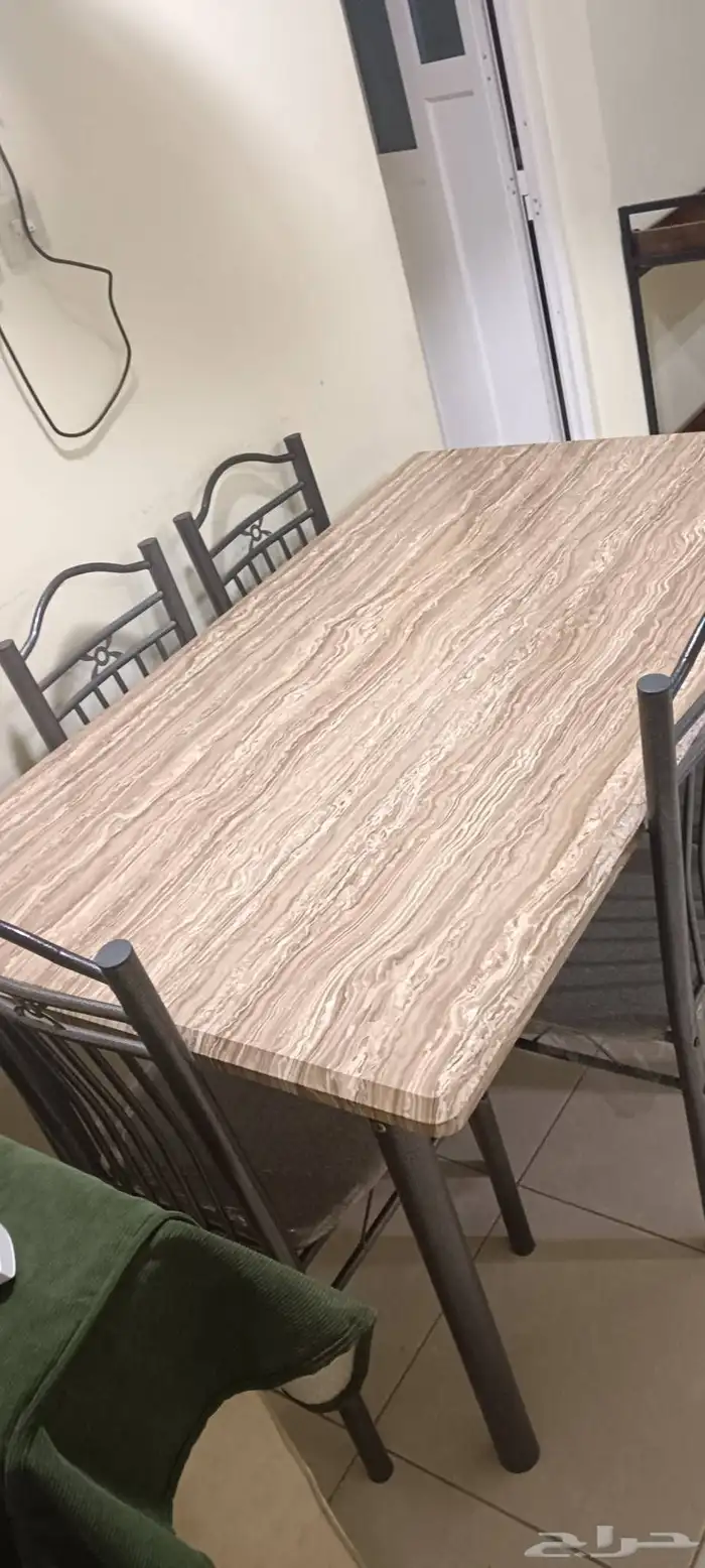 طاولة طعام ستة كراسي استخدام أربعة أشهر نضيفة جدا 1