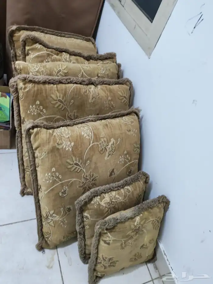 Seven sofa cushions 0