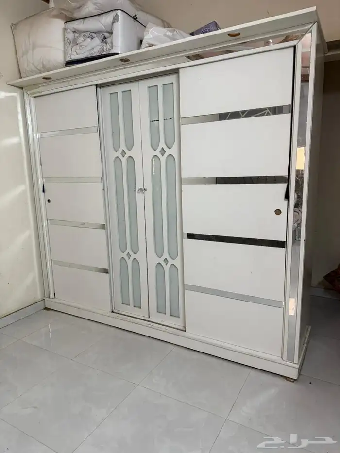 دولاب. و طاولة 0