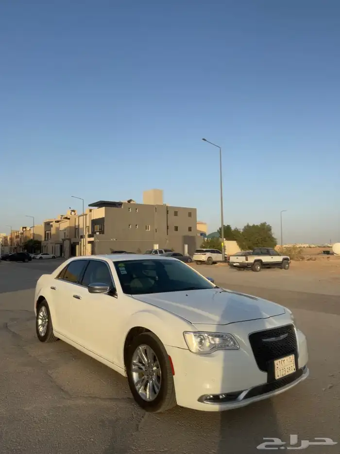 كلايسلر 2018 ابيض 8 سلندر 4