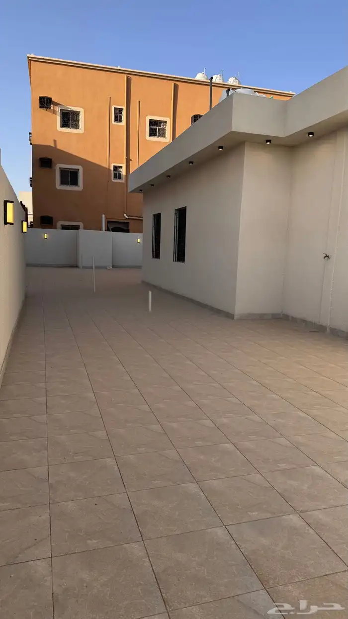 للبيع روف علوى مع ملحق قريب من جميع الخدمات من 600 الف 24