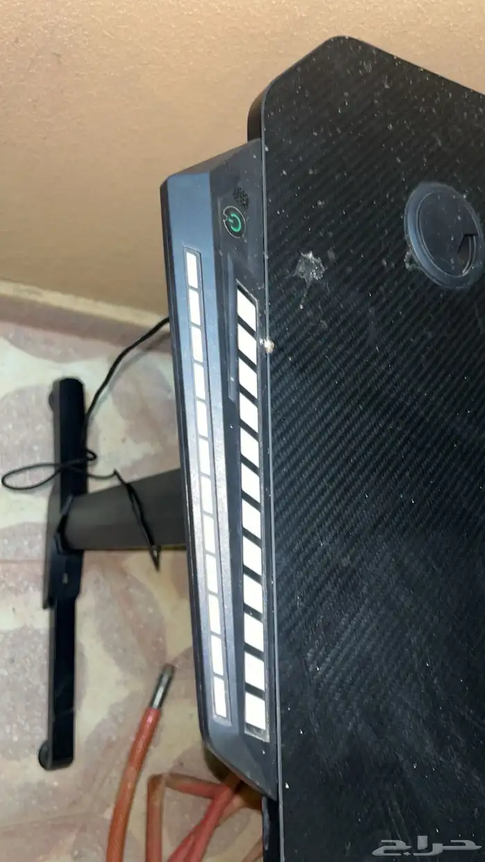 طاولة قيمر باضاءة من جنب ومنافذ كهرب 1