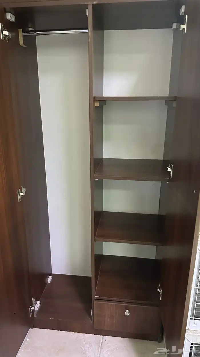 دولاب ملابس نظيف جد ا 0