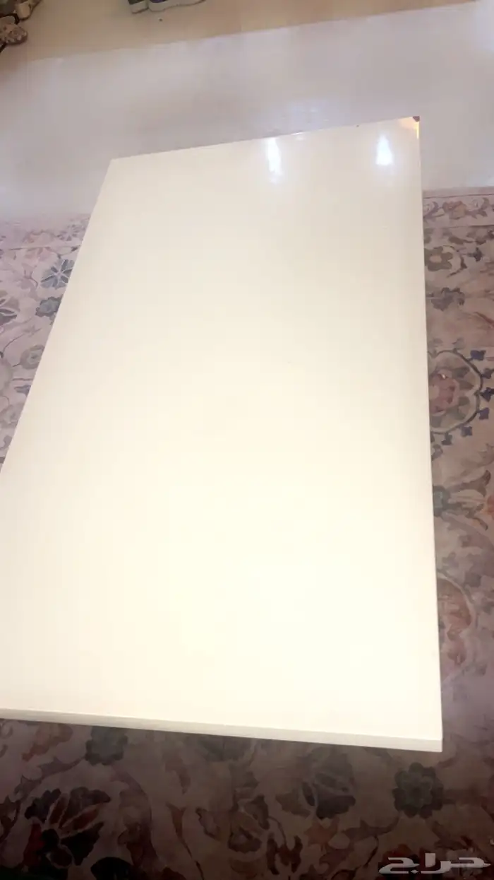 طاولة طويله بيضاء ورجولها حديد 0