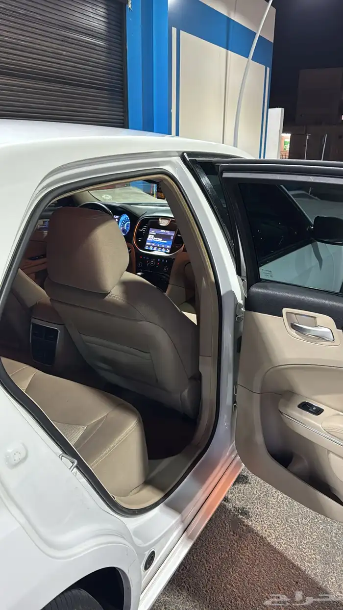 للبيع كرايسلر C300 سلندر 8 7