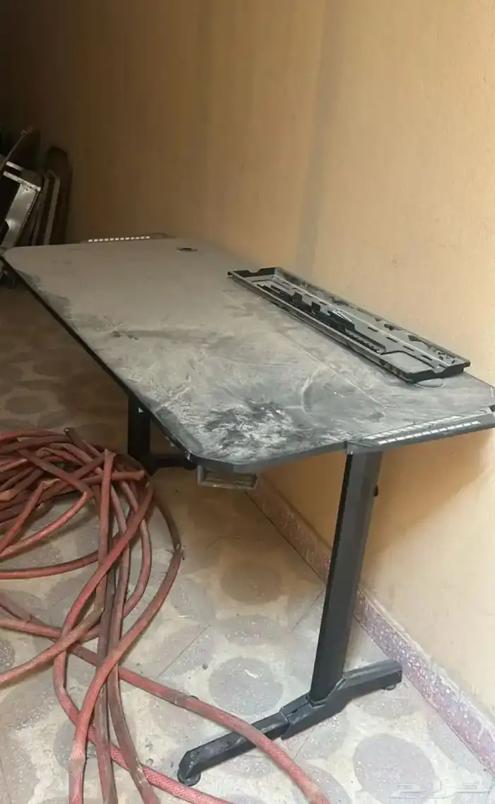 طاولة قيمر باضاءة من جنب ومنافذ كهرب 0