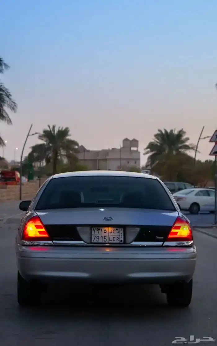 فورد كراون فكتوريا 2011 4
