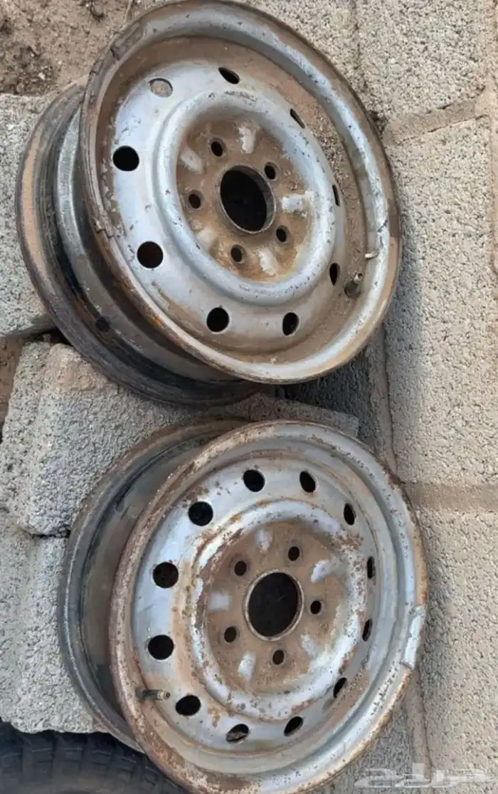 سبع جنوط هذا النوع مقاس اربعة عشر لسيارةهايلوكس83 0