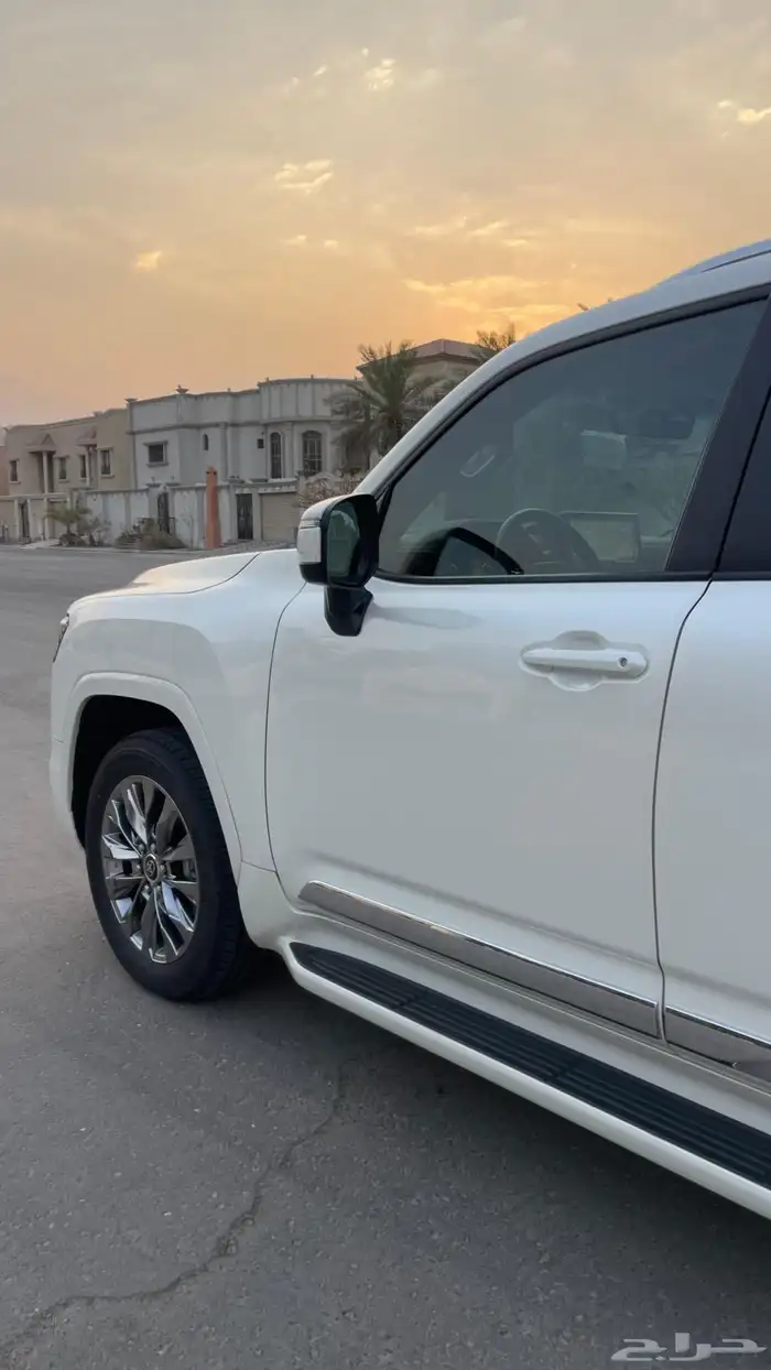 تويوتا لاندكروزر بنزين رقم 3 موديل 2022 16