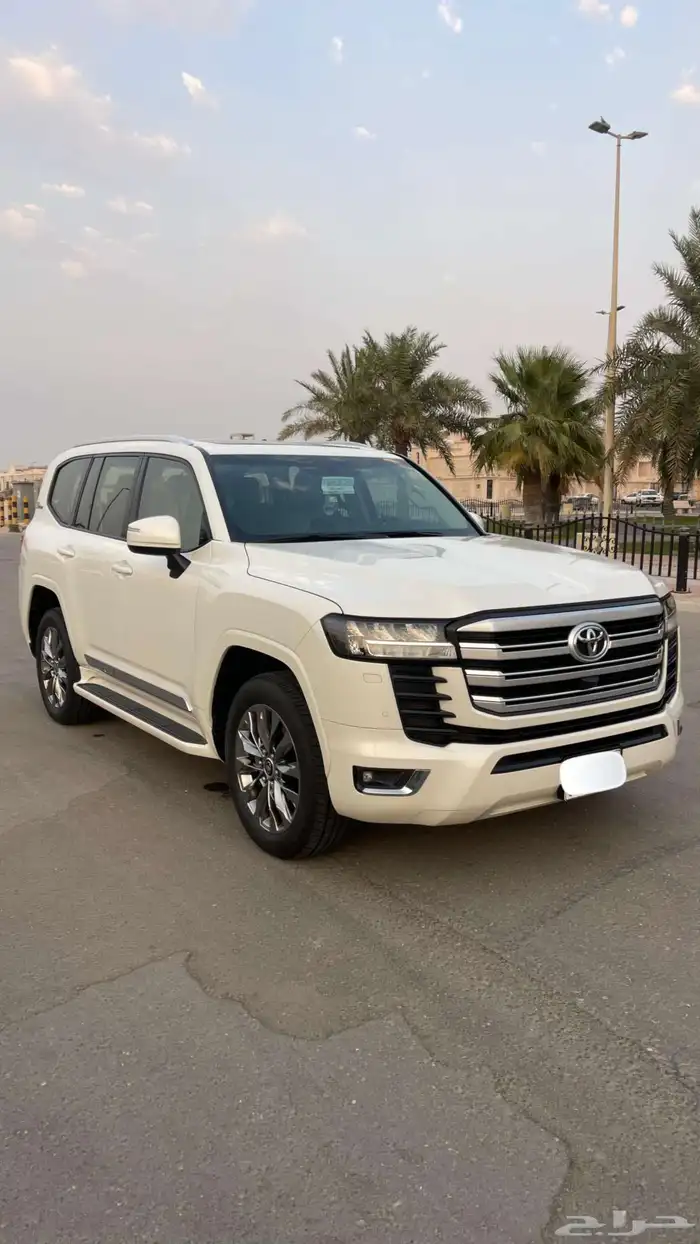 تويوتا لاندكروزر بنزين رقم 3 موديل 2022 7