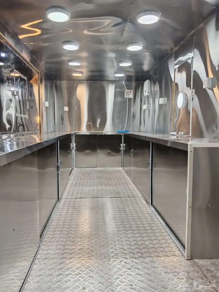 مواصفات العربه -1- مطبخ كامل مصنوع من الاستيل 2 جدران و 2