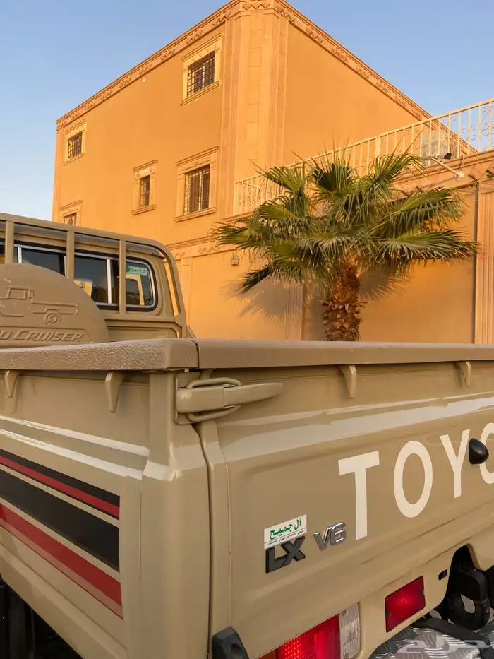 تويوتا شاص LX بريمي 2023 13