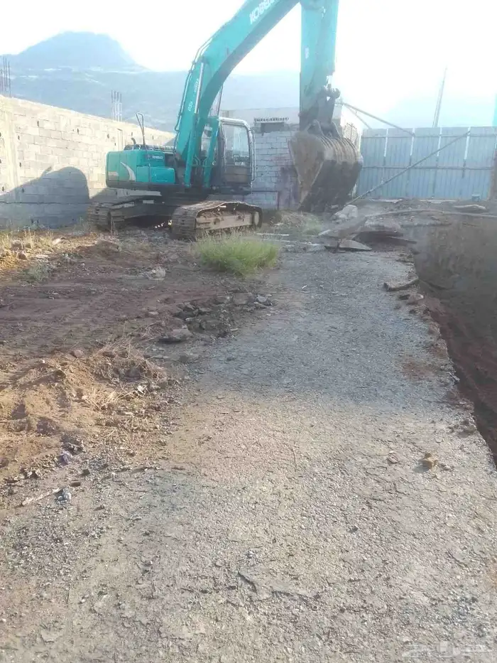 يوجد لدينا بكلين للأجار لقص الأراضي وبنيان الحجر 2