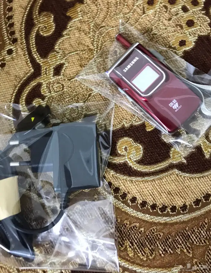 جوال سامسونج فليب نادر جدا  - لون احمر انيق 3