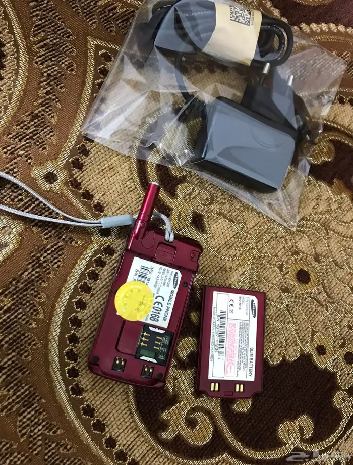جوال سامسونج فليب نادر جدا  - لون احمر انيق 5