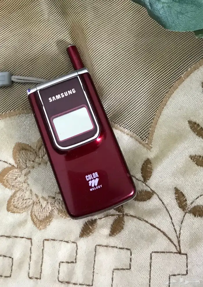 جوال سامسونج فليب نادر جدا  - لون احمر انيق 2