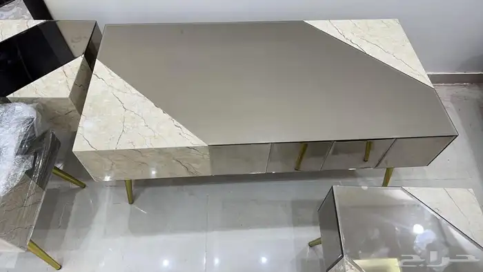 طاوله للبيع نظيفة 0