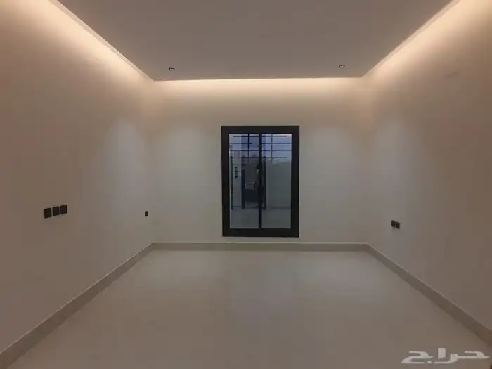 للبيع شقه دور ثاني مع ملحق وسطح مستقل ب590الف بحي الحسام 17