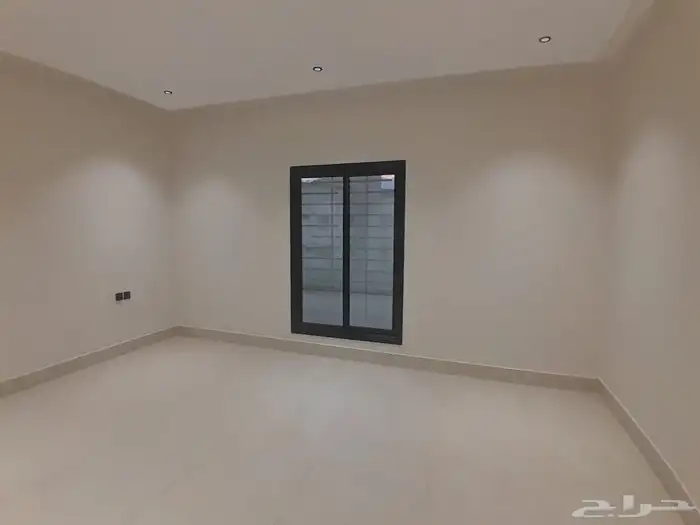 للبيع شقه دور ثاني مع ملحق وسطح مستقل ب590الف بحي الحسام 18