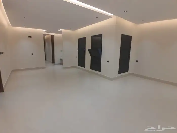 للبيع شقه دور ثاني مع ملحق وسطح مستقل ب590الف بحي الحسام 5