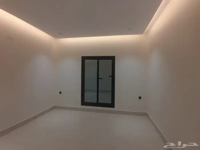 للبيع شقه دور ثاني مع ملحق وسطح مستقل ب590الف بحي الحسام 11