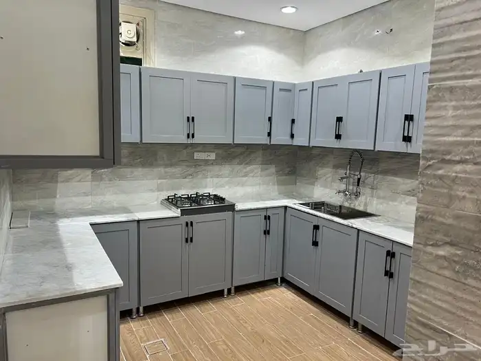 شقة مساحتها 135 متر مكونه من اربعة غرف ومطبخ وصاله و2 دورة 1