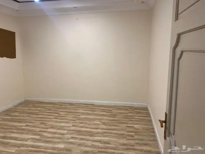 شقة مساحتها 135 متر مكونه من اربعة غرف ومطبخ وصاله و2 دورة 6