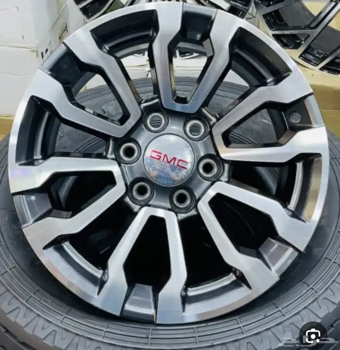 يوجد لدينا جميع انواع الجنوط وجميع مديلات السيارات 80