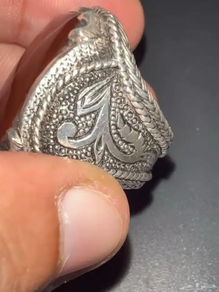خاتم عقيق متوج بحجر عقيق زجاجي احمر 1