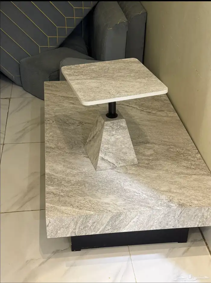 طاولة كبيره ومعها 6 طاولات خدمه جديده ولا يوم استعمال 0