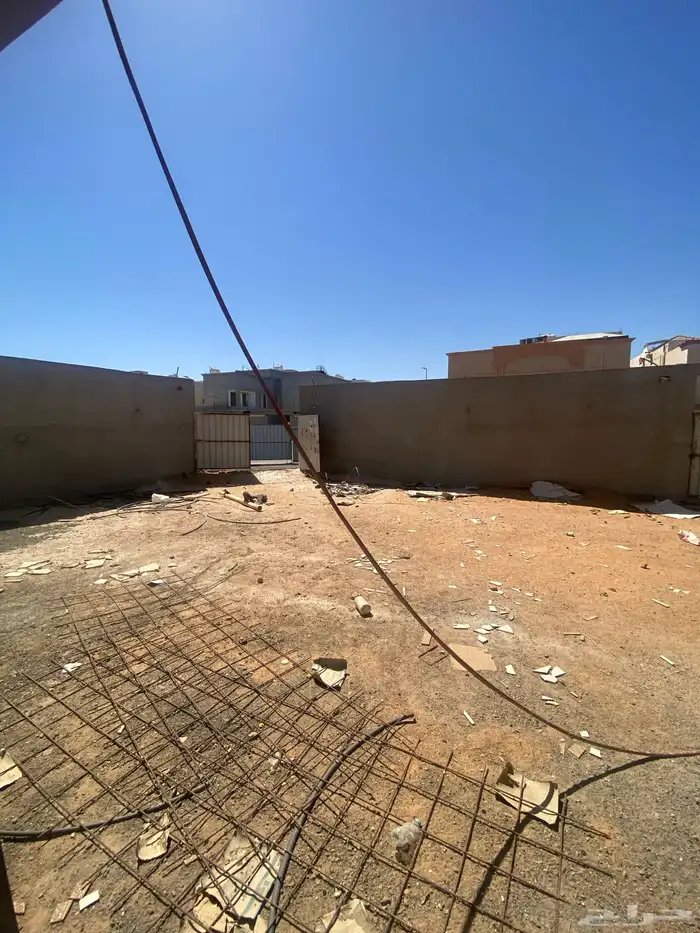 فلة مليسة للبيع في حي الريان مساحة كاملة على شارعين 3