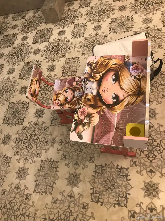 مفرش سرير اطفال وطاوله وكرسي اطفال كلها بحاله ممتازه 1