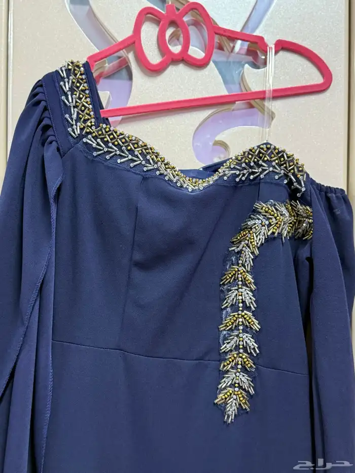 فستان على الجسم يجي و لونه كحلي 4