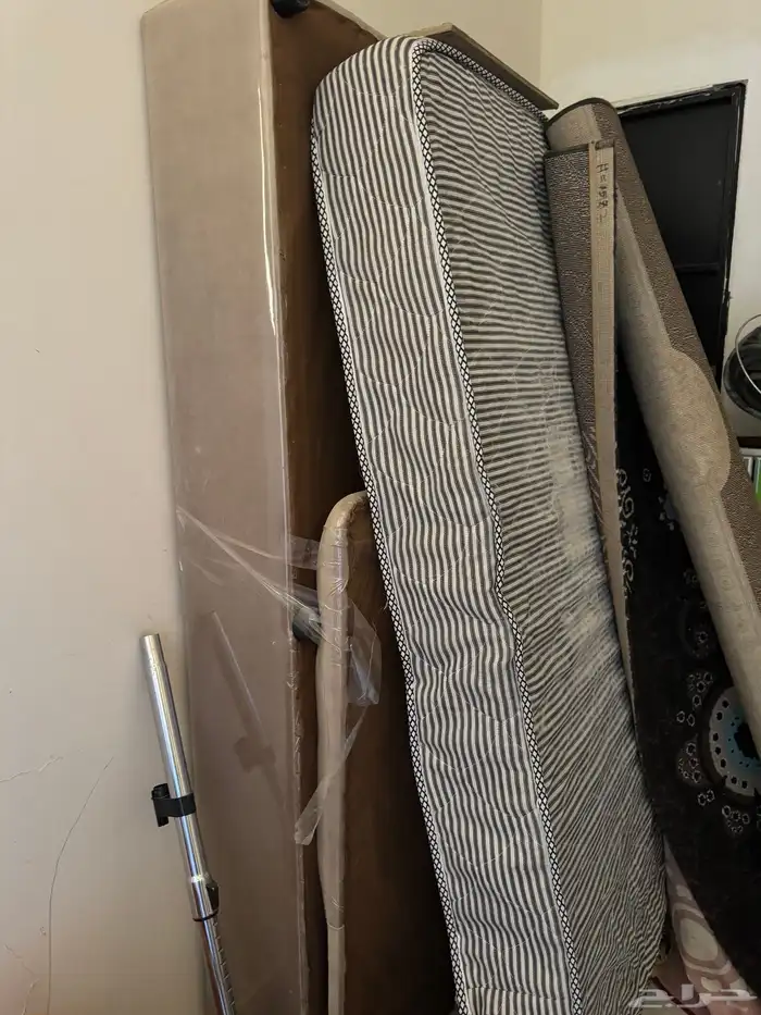 مرتبه سرير شبه جديده مع الإسفنج 1