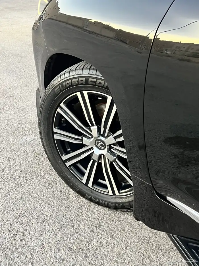 لكزس 2020 LX570 بحاله ممتازة 25