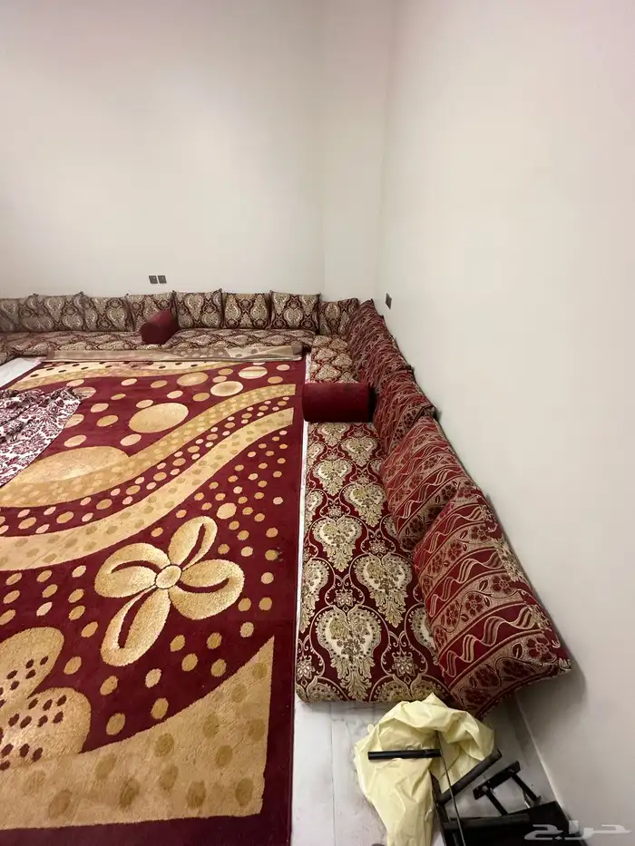 للبيع جلسة ارضيه مع فرش وستارة نظيفة بالاحساء 3
