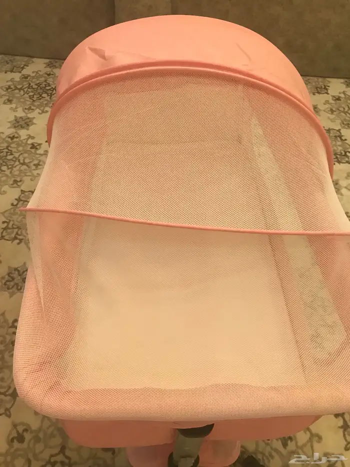 مفرش سرير اطفال وطاوله وكرسي اطفال كلها بحاله ممتازه 3