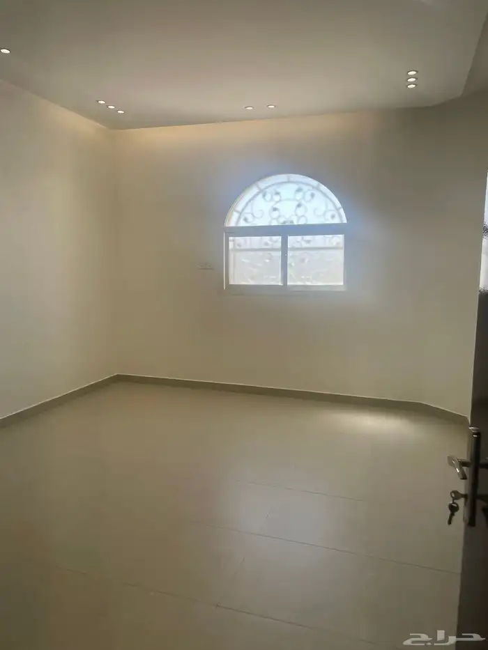 للإيجار دور علوي مستقل مع سطح 1