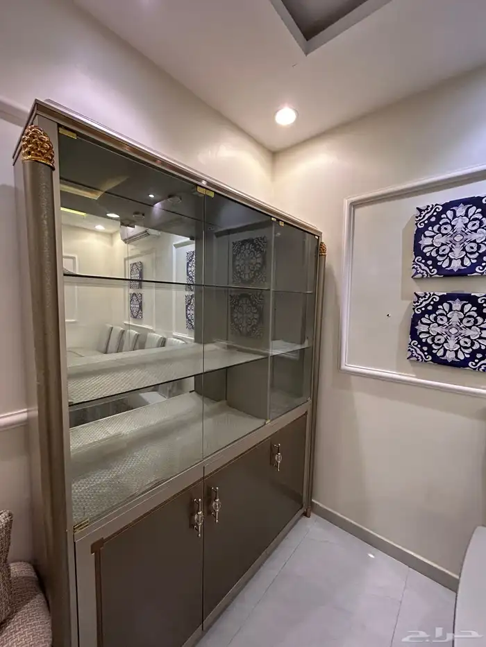 للبيع طاولة طعام 10 كراسي و بوفيه 4